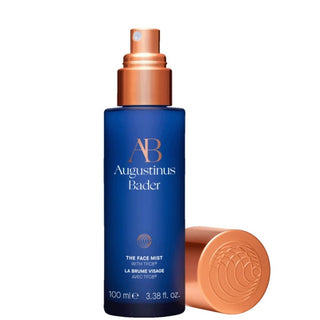 Augustinus Bader Anwendung des Face Mist, Detailansicht der Sprühnebeltextur, Verpackung des Face MIsts