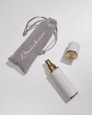 Taschenzerstäuber aus veganem Leder in Weiß – Parfümerie Brückner House of Brückner
